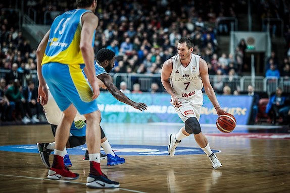 Kaiken nähnyt Janis Blums jatkaa Latvian takakentällä. Kuva: FIBA Europe.