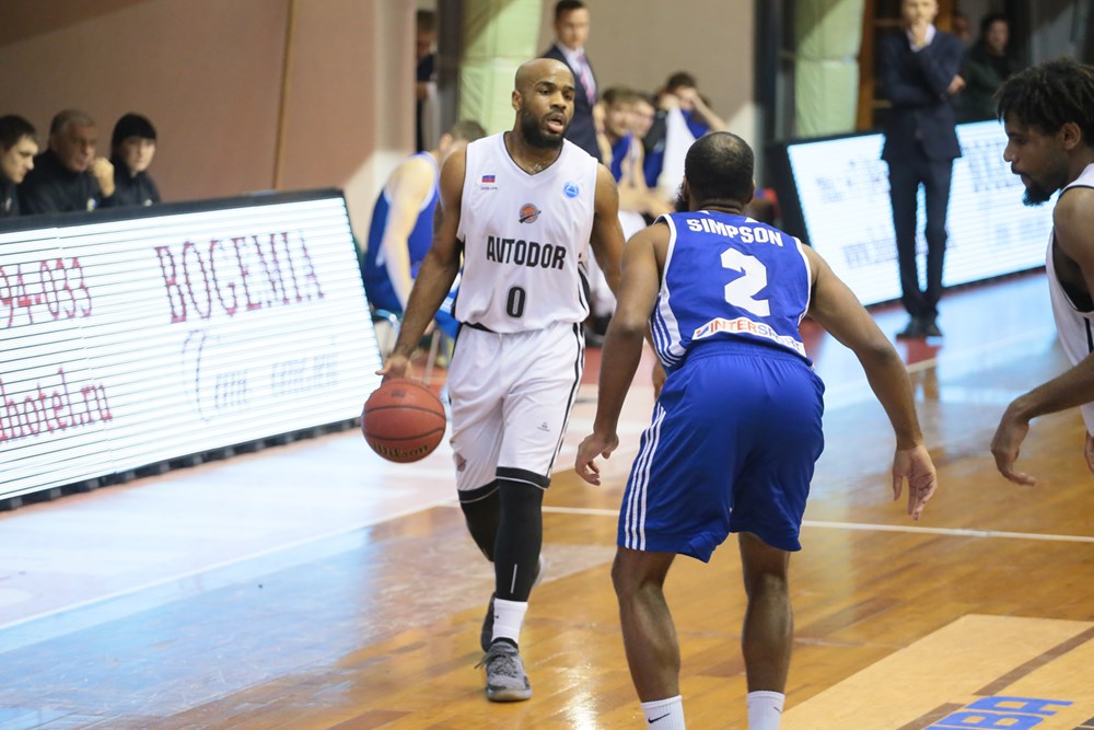 Avtodorin pelintekijä Trae Golden on myös tuttu Korisliigasta Lapuan Kobrien paidasta. Kuva: FIBA Basketball