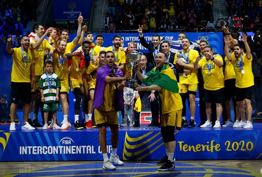 Tenerife CB juhli kauden ensimmäistä pokaalia viime viikonvaihteessa. Se voitti seurajoukkueiden maailman mestaruuden kotiareenalla. Sasu Salin tuulettaa muiden mukana vasemmalla FIBA-tunnuksen yläpuolella vihreä-valkopaitaisen pikkufanin takana. Kuva: Tenerife CB