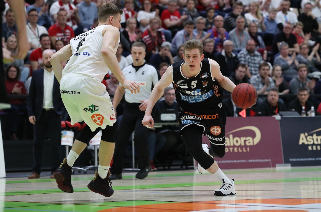 Vuoden 2018 finaaleissa Henri Kantonen pelasi Karhu Basketin paidassa seuraavaa joukkuettaan Vilpasta vastaan. Kuva: Ville Vuorinen / Korisliiga