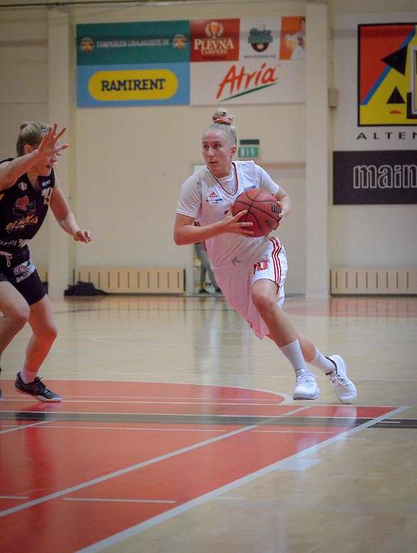 Anna Peltola pelaa ensi kaudella naisten Korisliigaa Pyrinnön paidassa.