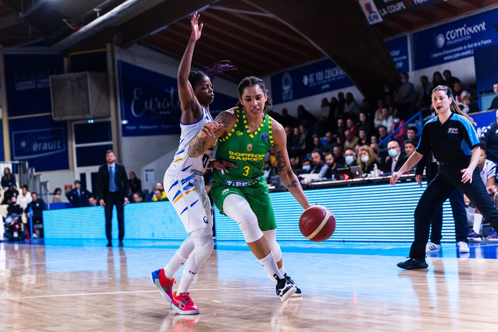 Ariadna Chueca Moreno seurasi tarkasti, kun BLMA:n Olivia Epoupa puolusti Sopronin Gabby Williamsia naisten Euroliigan puolivälierässä. Kuva: FIBA