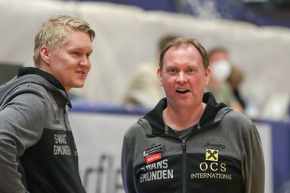Aleksi Koskinen (vas.) kantoi isoa vastuuta Anton Mirolybovin ollessa sivussa. (Kuva: Swans Gmunden)