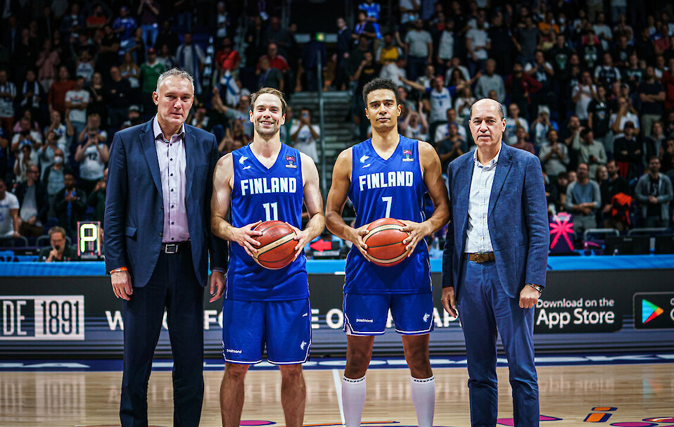 Kansainvälinen koripalloliitto FIBA muisti Petteri Koposta ja Shawn Huffia pitkän uran päättymisestä. Kuva: FIBA
