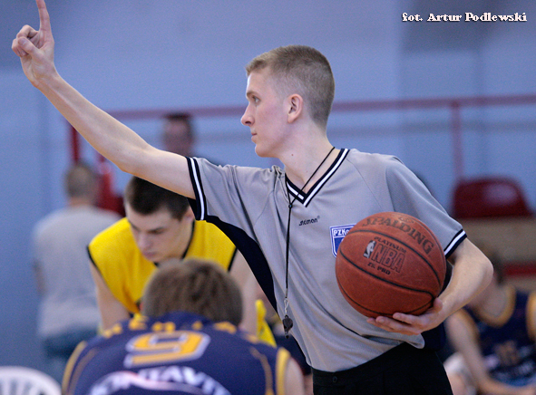 Teini-ikäinen Kowalski tuomaroi European Youth Basketball Leaguessa (EYBL) ennen Suomeen muuttamista. Kuva: Artur Podlewski