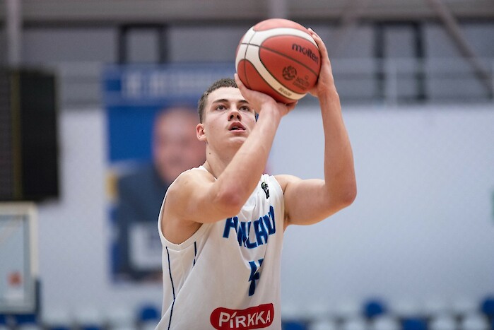 Benjamin Passila latoi Tsekin koriin 18 pistettä. Kuva: FIBA
