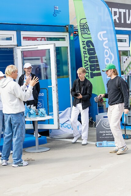 Jaakko Parkkalin sisältöä olivat kuvaamassa Niilo Laitinen (vasemmalla) ja Rasmus Koski-Homi.