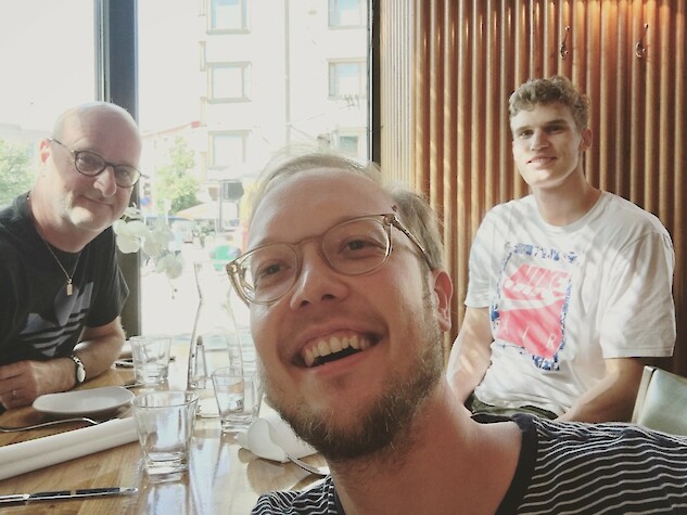Lounaalla 2018 työtoverin jutut menivät toisesta korvasta sisään ja toisesta ulos, kun Antti Kyrö huomasi, että viereisessä pöydässä istuivat Henrik Dettmann ja Lauri Markkanen. Onneksi yhteiskuva sankareiden kanssa onnistui! Kuva: Antti Kyrö