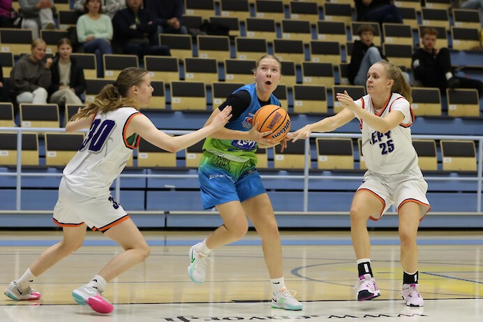 Feeniks Basketin Tiina Kinnunen (24/6/3s) vastustajien puristuksessa. Kuva: Janne Ojala
