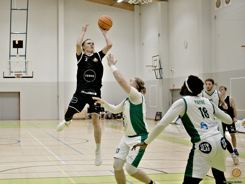 Micke Schukov (10p) ja PeU-Basket veivät fyysisen ottelun Perniössä. Kuva: Markus Moisio