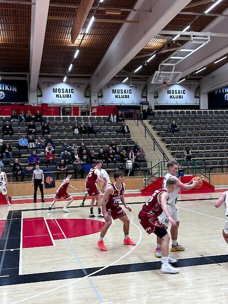 Niilo Kärkkäinen (pallossa) ja Kipinä Basketin amerikkalaiskaksikko olivat varmempia ottelun ratkaisuhetkillä. Kuva: Pyrintö