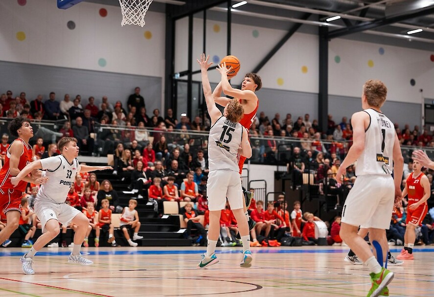 Ura Basket vei derbyn liki 800 katsojan edessä. Kuva: Ville Vuorinen