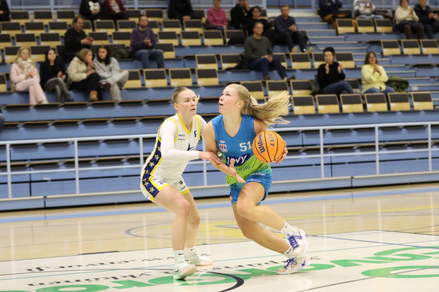 Julia Ojanen (51) ja Feeniks Basket pyrkivät välttämään keväällä C-lohkoon joutumisen. Kuva: Stella Ojala