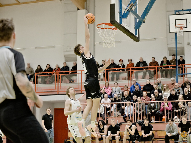 Pistekuningas Tino Yli-Junnila lyömässä palloa alaspäin. Kuva: Markus Moisio