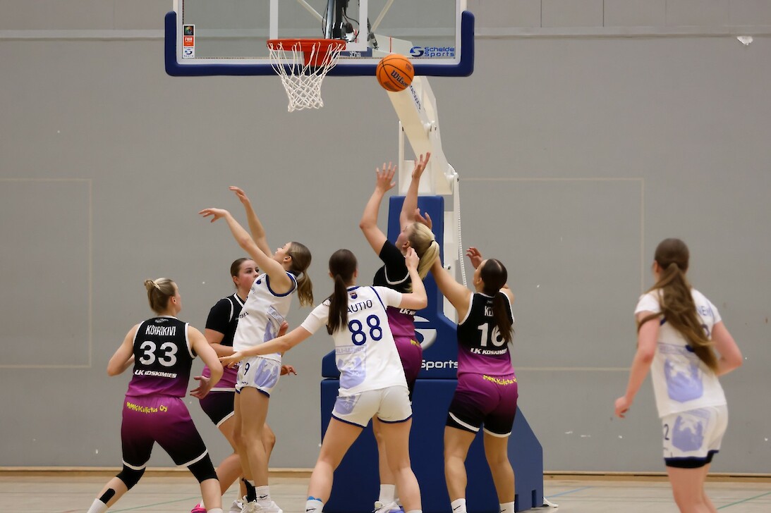 PeKa teki Catzin korinteosta todella vaikeaa koko ottelun ajan. Kuva:@jokke_juoksija