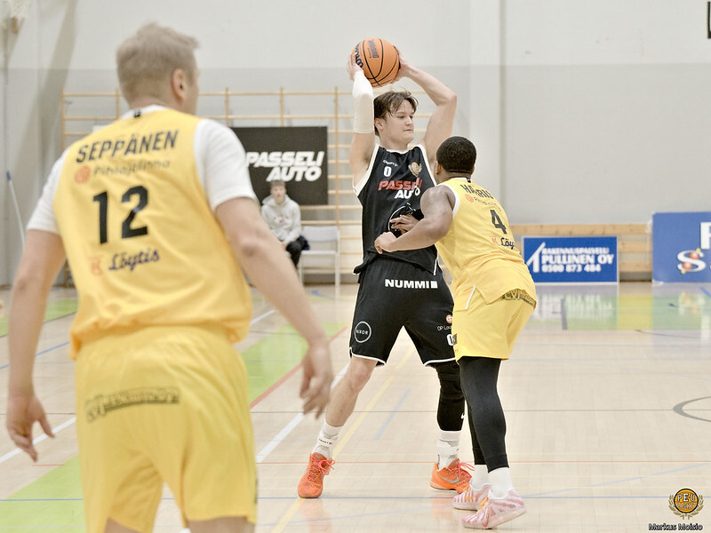 Jalen Harris (4) ja Thomas Rönnholm (0) olivat vauhdissa Perniön trillerissä. Kuva: Markus Moisio