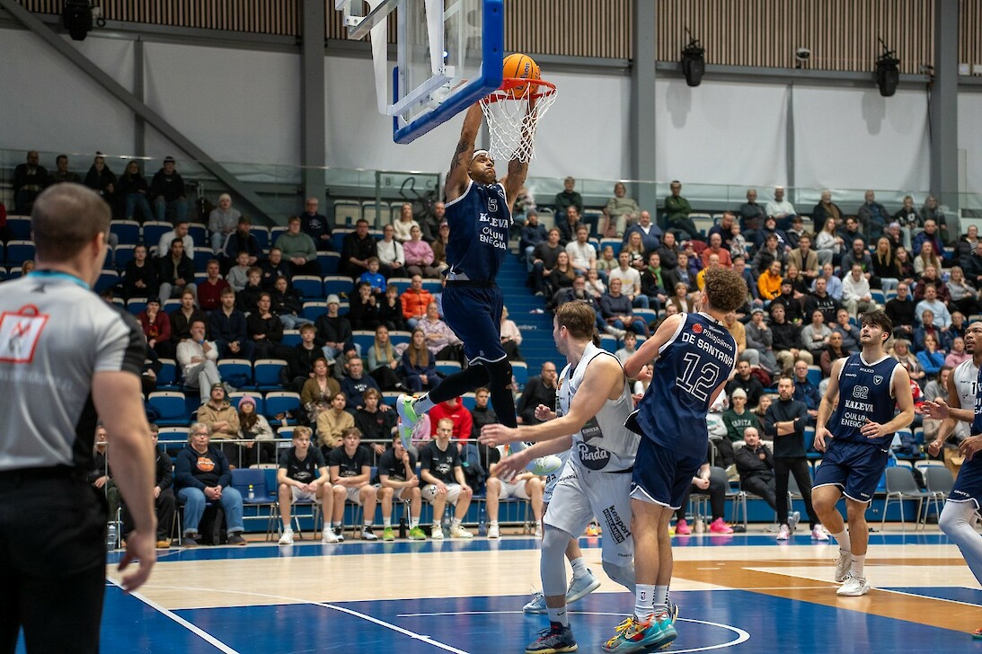 Shawn Hopkins ja ACO Basket lensivät lopulta korkeammalla kärkiottelussa. Kuva: Iitu Lehtonen
