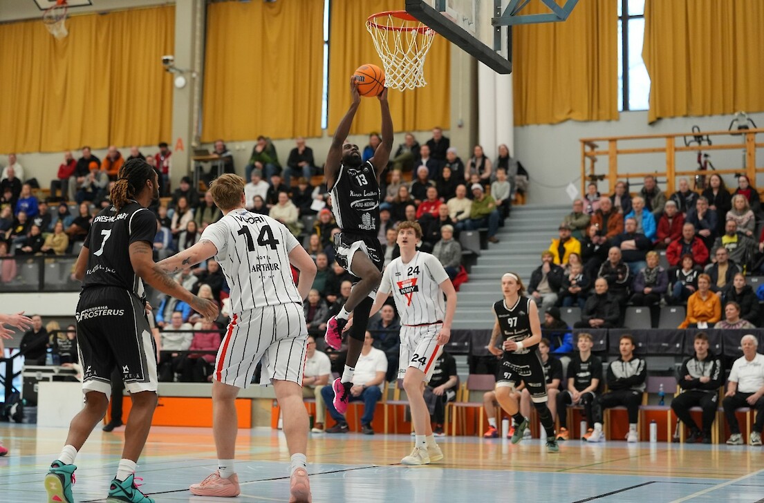 Emmanuel Bandoumel (13) ja Karkkila saa vastaansa Helsingin NMKY:n puolivälierissä. Kuva: Ville Vuorinen