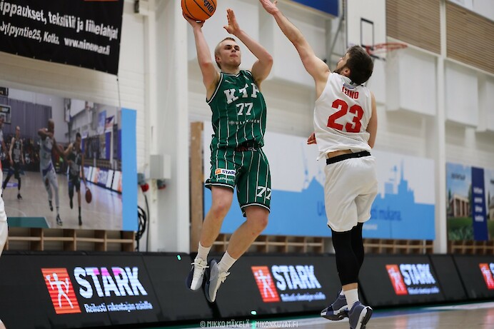 Toikka hyökkää, Leino puolustaa. Kuva: Mikko Mäkelä