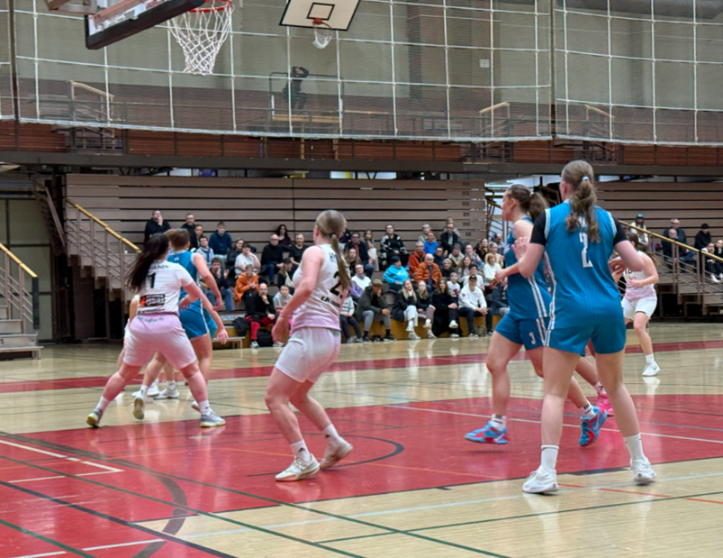 JBA:n ja Catzin kamppailu oli kovaa ja tasaista vääntöä koko ottelun ajan. Kuva: JF