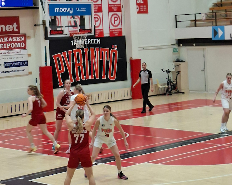 Puhuttaret nojaavat tiukkaan puolustukseen. Kuva: Saara Taponen