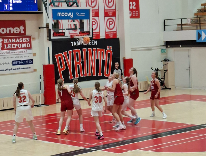 Pyrintö kamppailee laajalla rosterilla ja tasaisella vastuunjaolla. Kuva Saara Taponen