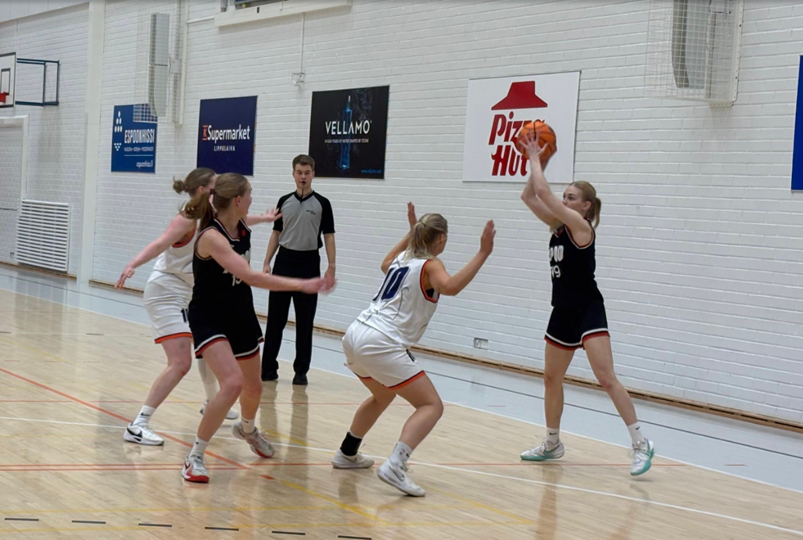 Espoon paikalliskamppailu oli kovaa vääntöä ja kolmen ottelun sarja ratkesi vasta päätös jaksolla. Kuva:Tonja Kuusela