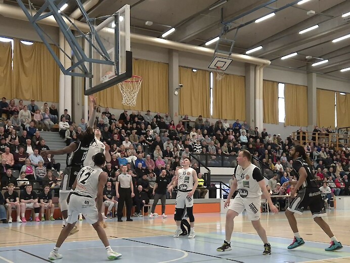 Lähes viisisataapäinen yleisö sai todistaa melkoisen trillerin Karkkilassa. Kuva: Arttu Jarila